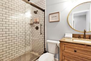 Phòng tắm tại Wildwood Lodge by Big Bear Vacations Hot Tub Ultra Cozy Fox Farm Retreat +25 ảnh