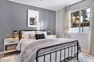 Giường trong phòng chung tại Wildwood Lodge by Big Bear Vacations Hot Tub Ultra Cozy Fox Farm Retreat