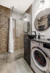 Un baño con lavadora y lavabo. en Danio Apart Old Town Gdańsk, en Gdansk
