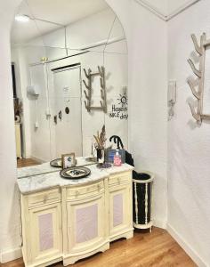 a bathroom with a sink and a mirror at Luna Centro 5 habitaciones in Granada