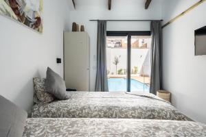 1 dormitorio con cama y vistas a la piscina en Maison avec piscine à Valencia, en Valencia