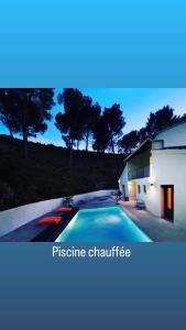 Saint-Étienne-du-GrèsにあるArty Provence, piscine chaufféeの家の前のスイミングプール写真