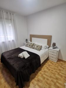 ein Schlafzimmer mit einem Bett mit zwei Handtüchern darauf in der Unterkunft La casita de Meiro in Bueu