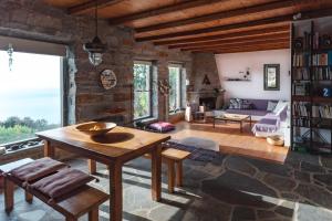ein Wohnzimmer mit einem Holztisch und einem Sofa in der Unterkunft Kea Boho Luxury with Pool & Stunning Views in Melissaki