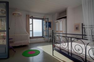 A bed or beds in a room at Kea Boho Luxury with Pool & Stunning Views Még 37 kép