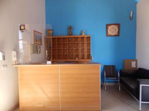 une étagère en bois dans une chambre avec un mur bleu dans l'établissement Case Vacanze Ancora, à Porto Empedocle