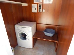 a laundry room with a washing machine and a toilet at Case Vacanze Ancora in Porto Empedocle
