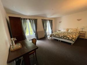 Dieses Hotelzimmer verfügt über ein Bett, einen Schreibtisch und ein Bett der Marke sidx sidx sidx sidx sidx. in der Unterkunft Maison Ichigo in Voutenay-sur-Cure