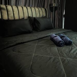 Una cama con dos almohadas moradas encima. en Large 2BR Near to Avisena, PKNS,SACC Mall,UitmSek7 Shah Alam, en Shah Alam