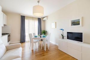 een keuken en een woonkamer met een tafel en stoelen bij Residence Poggio Golf Chianti Firenze in Impruneta