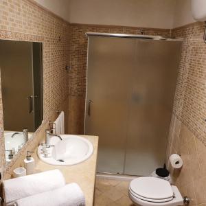 ナポリにあるMERGELLINA APARTMENTのバスルーム(シャワー、洗面台、トイレ付)