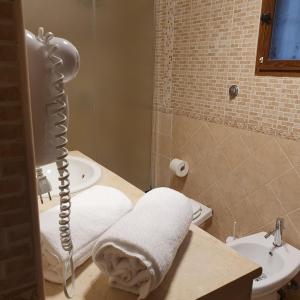 ナポリにあるMERGELLINA APARTMENTのバスルーム(洗面台、トイレ、タオル付)