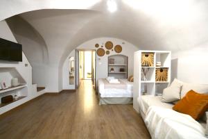 salon z białą kanapą i łóżkiem w obiekcie Casa Concordia w mieście Bari