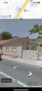 ein Bild eines Hauses und ein Bild einer Straße in der Unterkunft Apartment ALEKSANDAR in Kotor