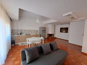 een woonkamer met een bank en een tafel bij Casavacanze nel Blu scirocco in Isola delle Femmine