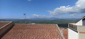 een uitzicht op een dak met bergen op de achtergrond bij Contessa Vacanze Byron in Contessa Entellina