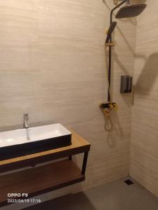 uma casa de banho com um lavatório e um chuveiro em Villa Aruki Bukittinggi em Bukittinggi