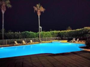 Piscina a PORT FREJUS CAP HERMES VUE MER ET PORT PIEDS DANS L'EAU piscine pkg o a prop