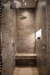 łazienka z prysznicem i ławką w obiekcie By The Lake w mieście Kastoria