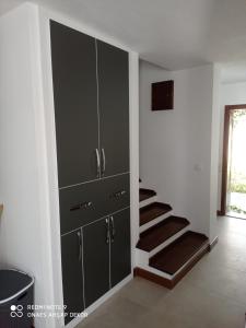 uma escada num quarto com armários pretos em Iasos villa em Milas