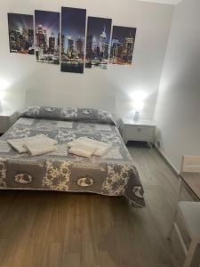 1 dormitorio blanco con 1 cama y suelo de madera en La Stradina, en Barletta