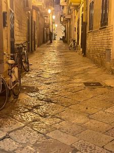 un callejón con bicicletas estacionadas en una calle adoquinada en La Stradina, en Barletta