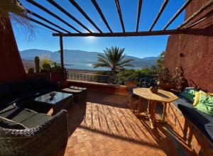een patio met een bank en een tafel bij Les Cactus in Bine el Ouidane