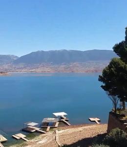 uma vista para uma grande massa de água em Les Cactus em Bin el Ouidane