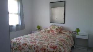 カンブリルスにあるCozzy flat in a quiet and nice area / Acogedor apartamento en zona tranquila y agradableのベッドルーム1室(ベッド1台、壁掛け鏡付)