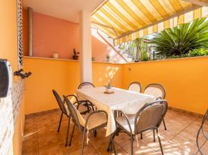 una sala da pranzo con tavolo e sedie su un patio di Lola 2 a Rovigno (Rovinj)
