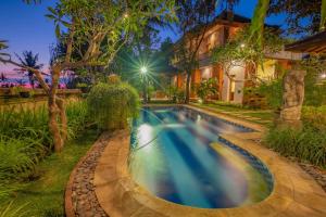 ウブドにあるPuri Cili Villa Ubudの夜の家の前のプール