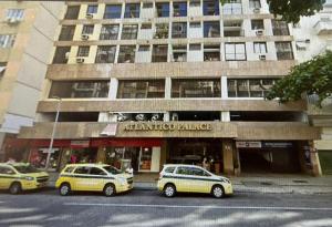 tre taxi gialli parcheggiati di fronte a un edificio di Moderno Flat Rio - Alto Padrão - Posto 6 a Rio de Janeiro