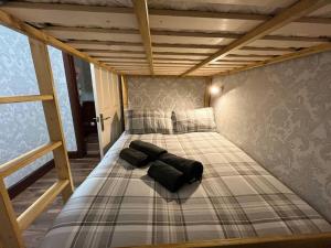 Säng eller sängar i ett rum på The Nook Crieff - central 2-bed with garden :)