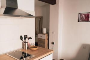 cocina con fregadero y encimera en Apartamento "Aires de Jerez" - Centro, en Jerez de la Frontera