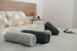 Cama con 4 almohadas en el suelo y cama Sidx Sidx en Apartamento "Aires de Jerez" - Centro, en Jerez de la Frontera