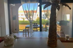 een kamer met een tafel en uitzicht op een woonkamer bij 2024 - grand studio avec piscine et plage à 50 m in San-Nicolao