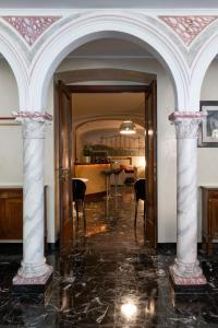 einen Flur mit zwei Säulen und einem Esszimmer in der Unterkunft Albergo Minerva in Santa Margherita Ligure