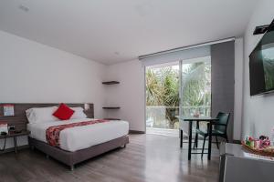 Una cama o camas en una habitación de Hotel Portal Del Norte 88 fotos más