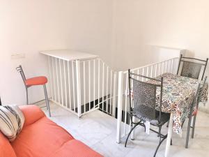 a living room with a table and chairs at Maravilloso alojamiento en pleno centro de Dos Hermanas in Dos Hermanas