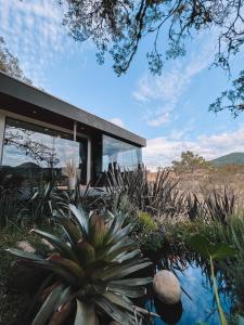 uma casa com uma piscina de água em frente em La Contemporânea Cabanas prox a cidade vista para ponto turístico em Urubici