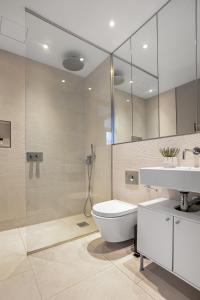 W łazience znajduje się toaleta, umywalka i prysznic. w obiekcie New Build-Air Con-2 Bedroom-Two Bathrooms Apt 6 w Londynie