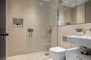 W łazience znajduje się prysznic, toaleta i umywalka. w obiekcie New Build-Air Con-2 Bedroom-Two Bathrooms Apt 6 w Londynie