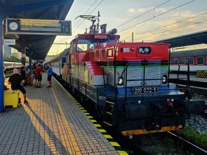 er staat een rode trein geparkeerd op een treinstation bij Zaži Orient Express Istanbul in Bratislava