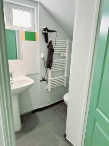 uma casa de banho com um lavatório e um WC em Porte la chapelle appartement 4 personnes "Appart'5" em Pierrefitte-sur-Seine