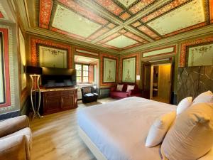 1 dormitorio con 1 cama grande y techo artesonado en Palacio Torre de Ruesga, en Valle