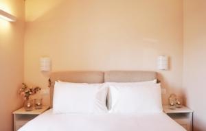 梅納焦的住宿－Civico Sei，一间卧室配有白色床和2个床头柜