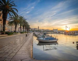 un grupo de barcos están atracados en un puerto en City Center Apartments, en Split