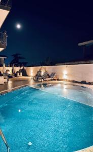 uma piscina à noite com a lua ao fundo em Villa Elisabetta em Pompeia
