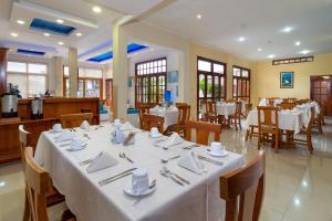 a dining room with a table with white table cloth at Hotel Villa Laguna in Puerto Ayora