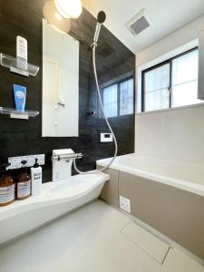 bagno con vasca e lavandino di guesthouse中道 ad Osaka